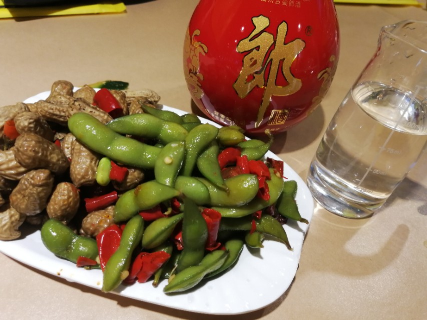 阳春四月夜，8男1女在郑州政七街花680块钱怼烤串，咧两瓶红花郎