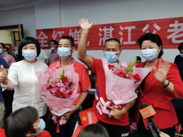 太朴素了！奥运冠军全红婵，屡获大奖后，依然穿着25元一件的T恤