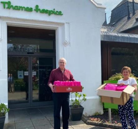 安德鲁王子久未露面，和前妻为临终关怀工作者送温暖，状态很健康