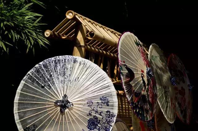 美丽的油纸伞江南水乡独特的风韵,撑一把油纸伞感受一种朦胧的美