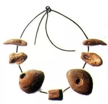 鸡血石与田黄石的结合,硬田黄石与田黄石