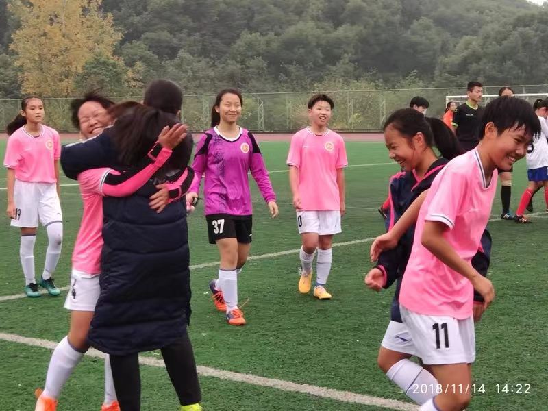 市六十四中“铿锵玫瑰”勇夺全省中学生足球联赛冠军