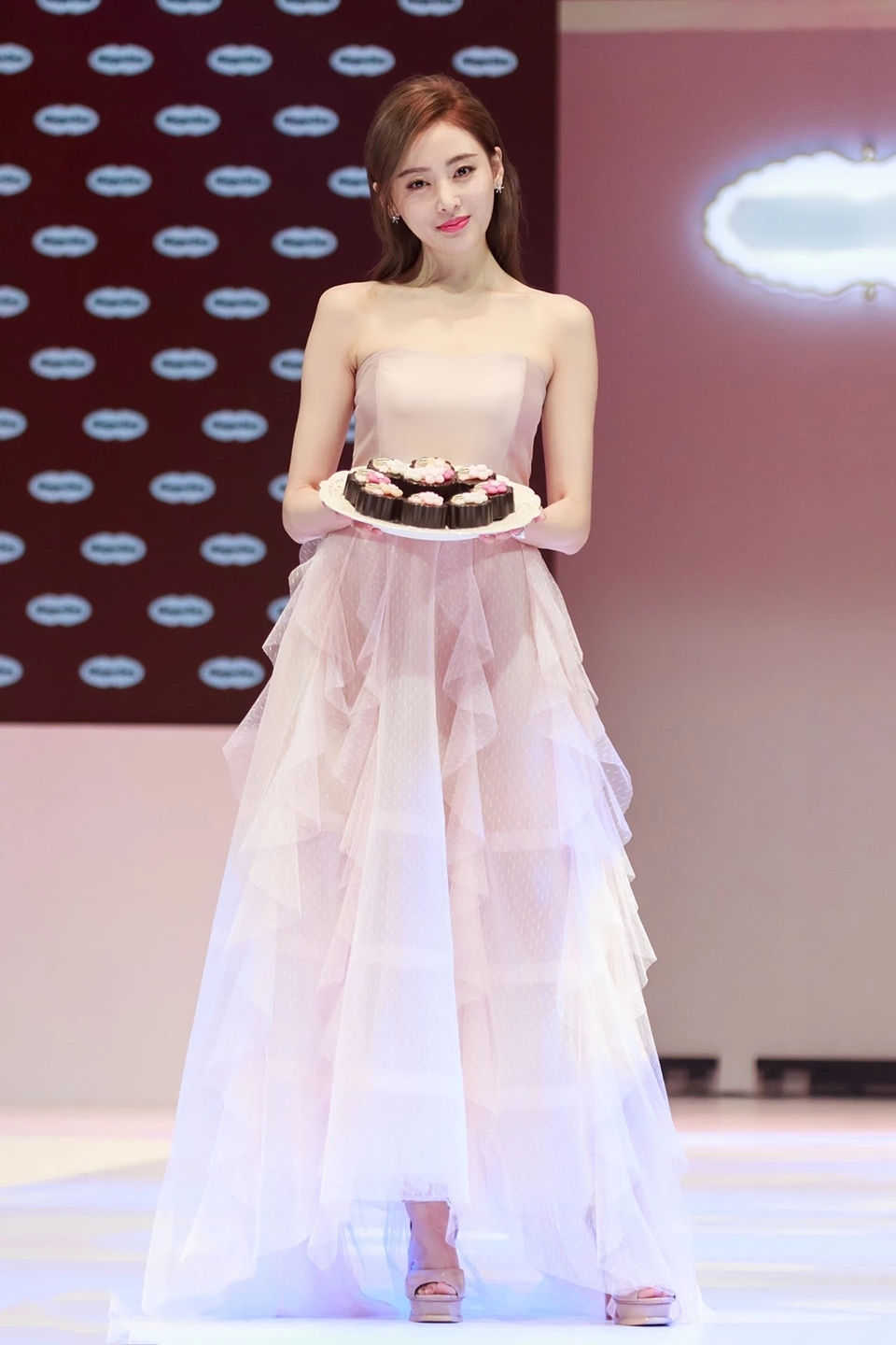 范冰冰华贵美艳造型倾国倾城,范冰冰冷艳古装