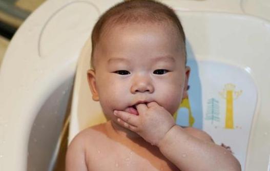 小孩吃手怎么正确引导,宝宝口欲期吃手怎么办