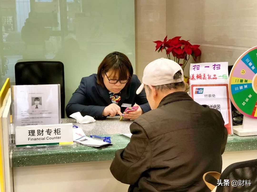 为什么银行的人追着你办信用卡,现在办信用卡送礼物是怎么回事