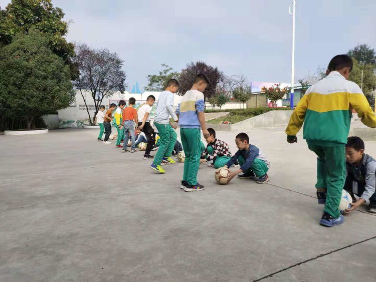 “多彩社团活动，丰富校园生活”马蹬一小社团活动