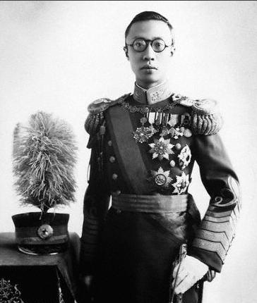 末代皇帝溥仪真被改造成功了？他被特赦后，继子三次探望揭开真相