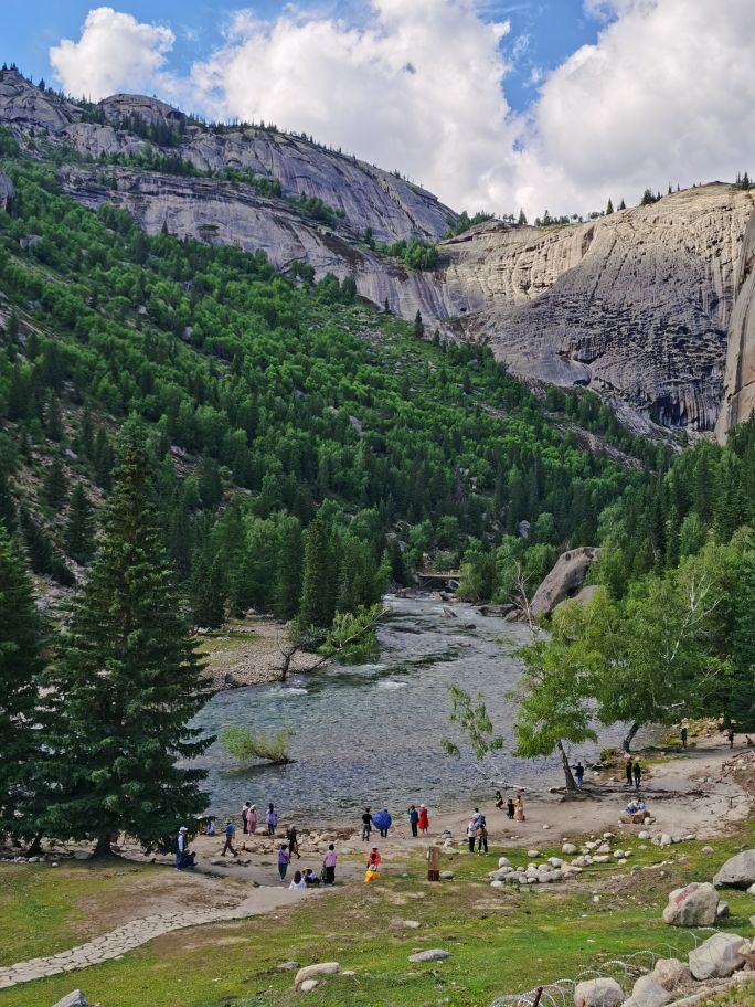 新疆天路可可托海,坐大巴从新疆去哈萨克斯坦