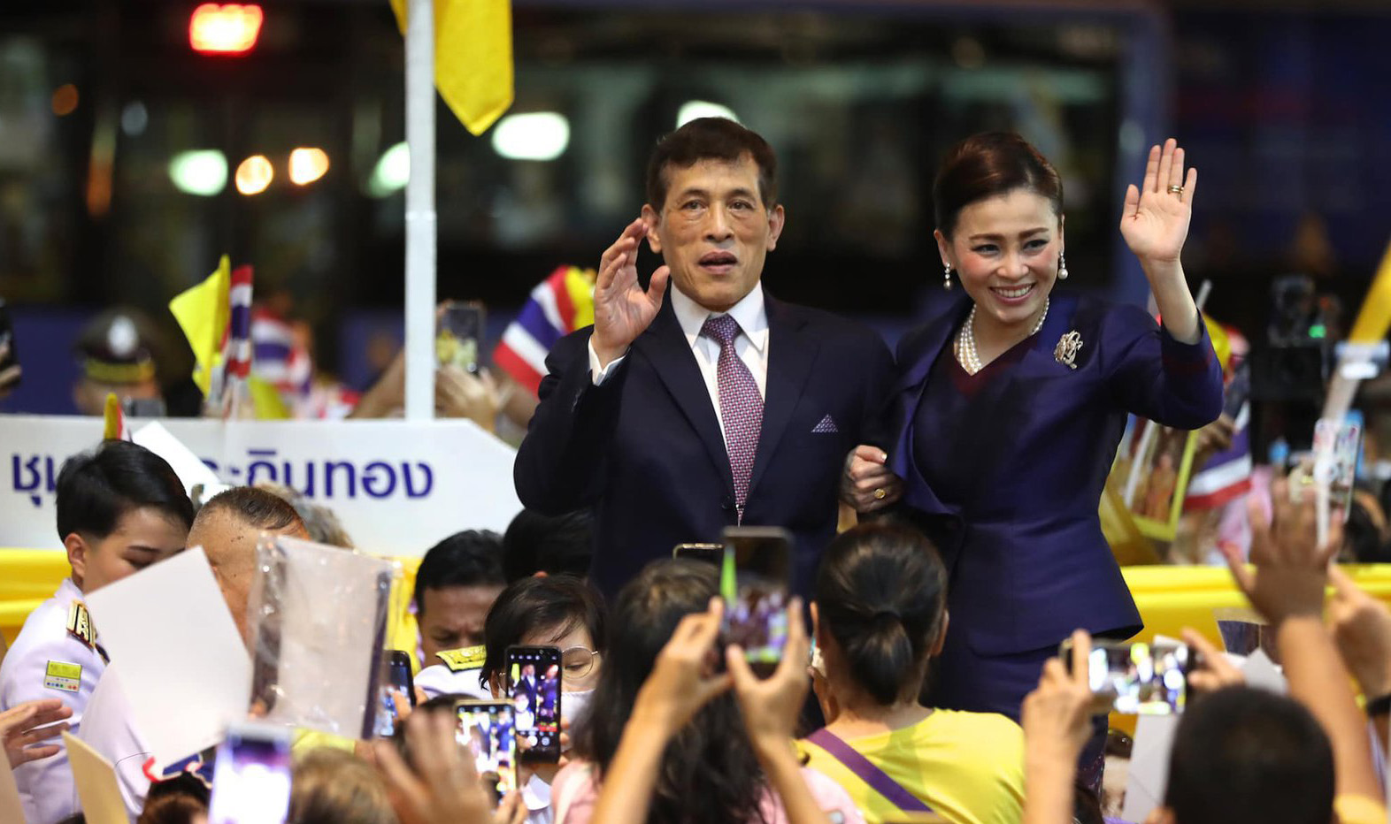 泰国人民很爱国王,拿着国王的签名激动万分,拉玛十世很是欣慰