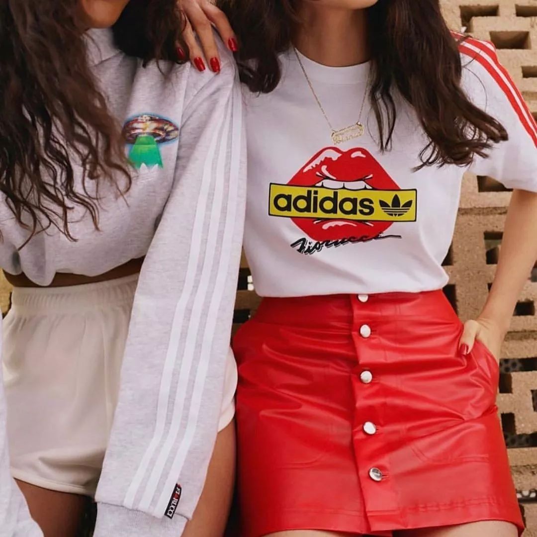 人间芭比lisa白色衣服跳舞,人间芭比lisa穿蓝衣服跳舞