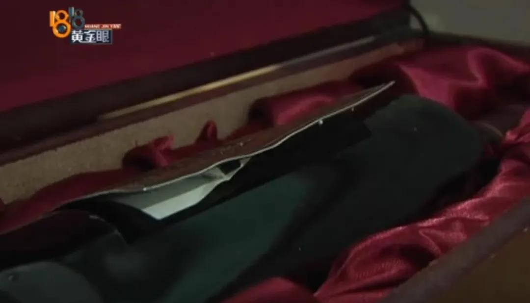 大润发供货商私自给进口酒加贴金属标被顾客识破