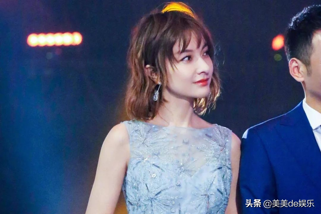 被一姐*压打**，她竟不是傻白甜！恋情、新剧、综艺全面开花？