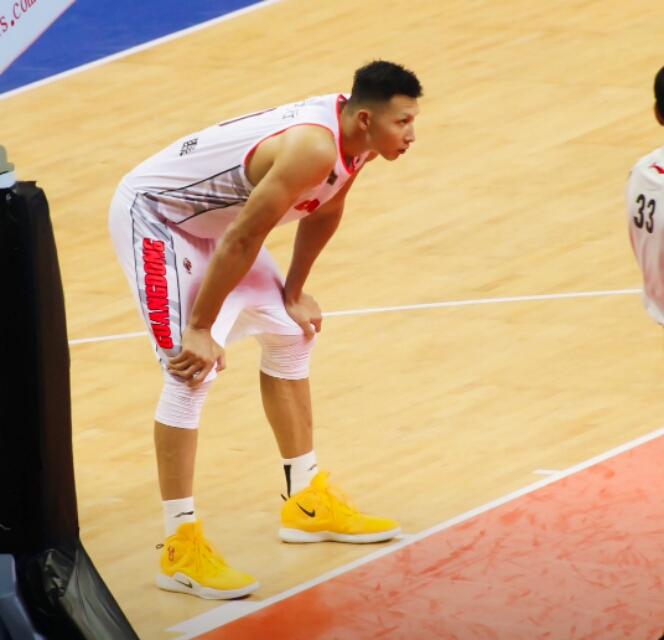 为何一些球员喜欢穿两双袜子比赛？其中大有门道CBA允许吗？