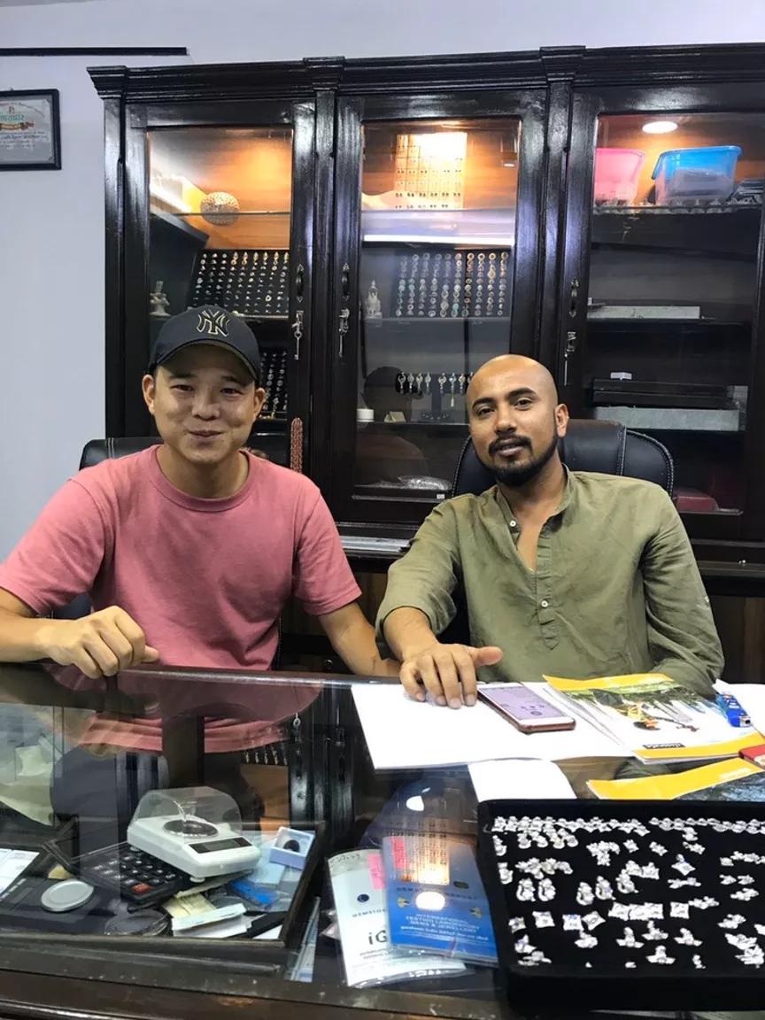 河南小伙亲赴尼泊尔农村，论斤收金刚，转手一颗卖30万给中国人