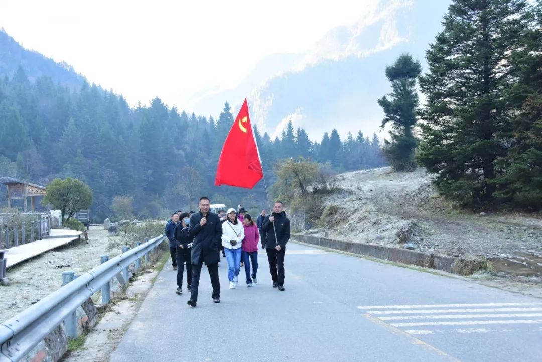 感悟初心牢记使命凝聚全域旅游发展动力阿坝州文化体育和旅游系统结合行业标准化和行风建设务实开展主题教育