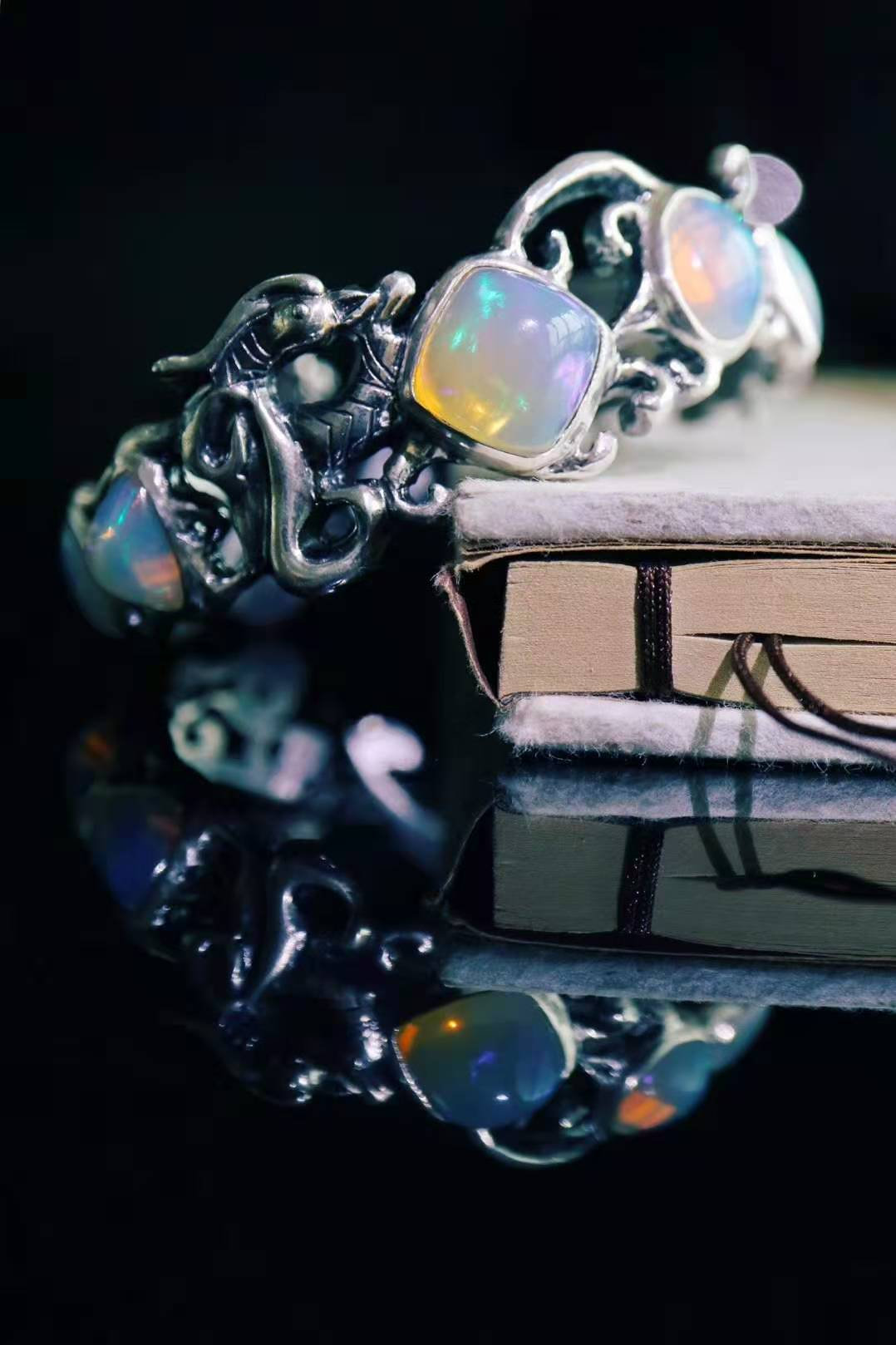 白底青手镯适合多大年纪戴,小圆条手镯适合什么年纪的人