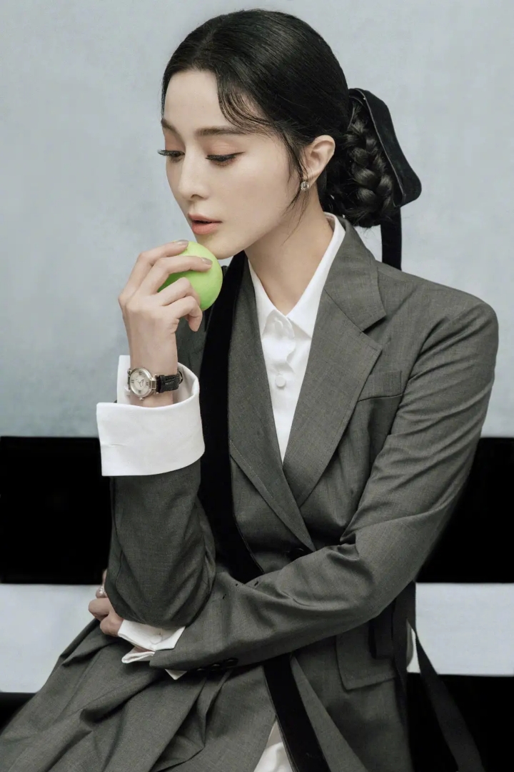 范冰冰生图精修差别大！穿西装裙暴露真实腰围，易胖体质可太难了