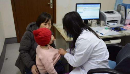 孩子用嘴巴呼吸贴嘴,孩子哭闹被妈妈用胶布封住嘴