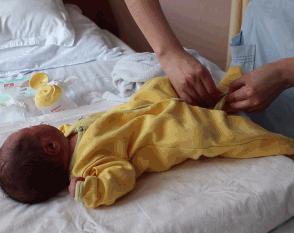 新生宝宝的衣服怎么穿,新生儿宝宝穿衣服教程