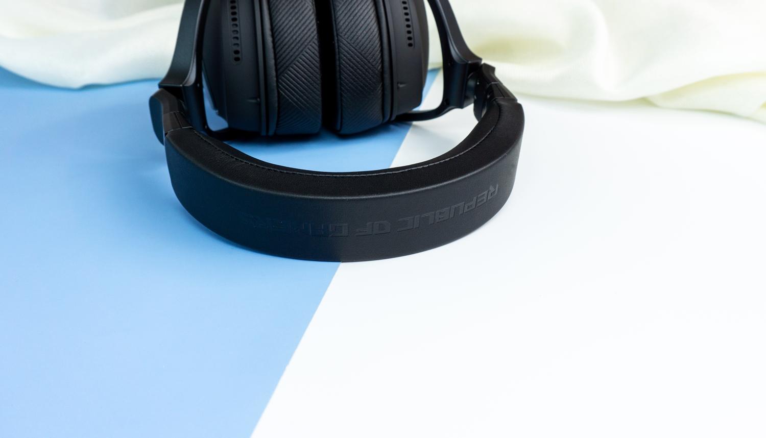 游戏宅的电脑桌面,游戏头戴式耳机rog棱镜s