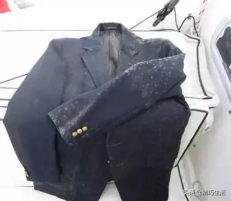 毛料衣服发霉怎么洗掉霉斑,发霉发黄的衣服怎么洗掉霉斑