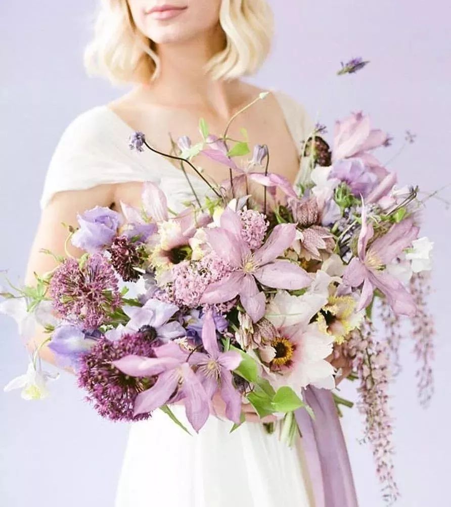 鲜花店日常换水整理花材,花要不要经常换水