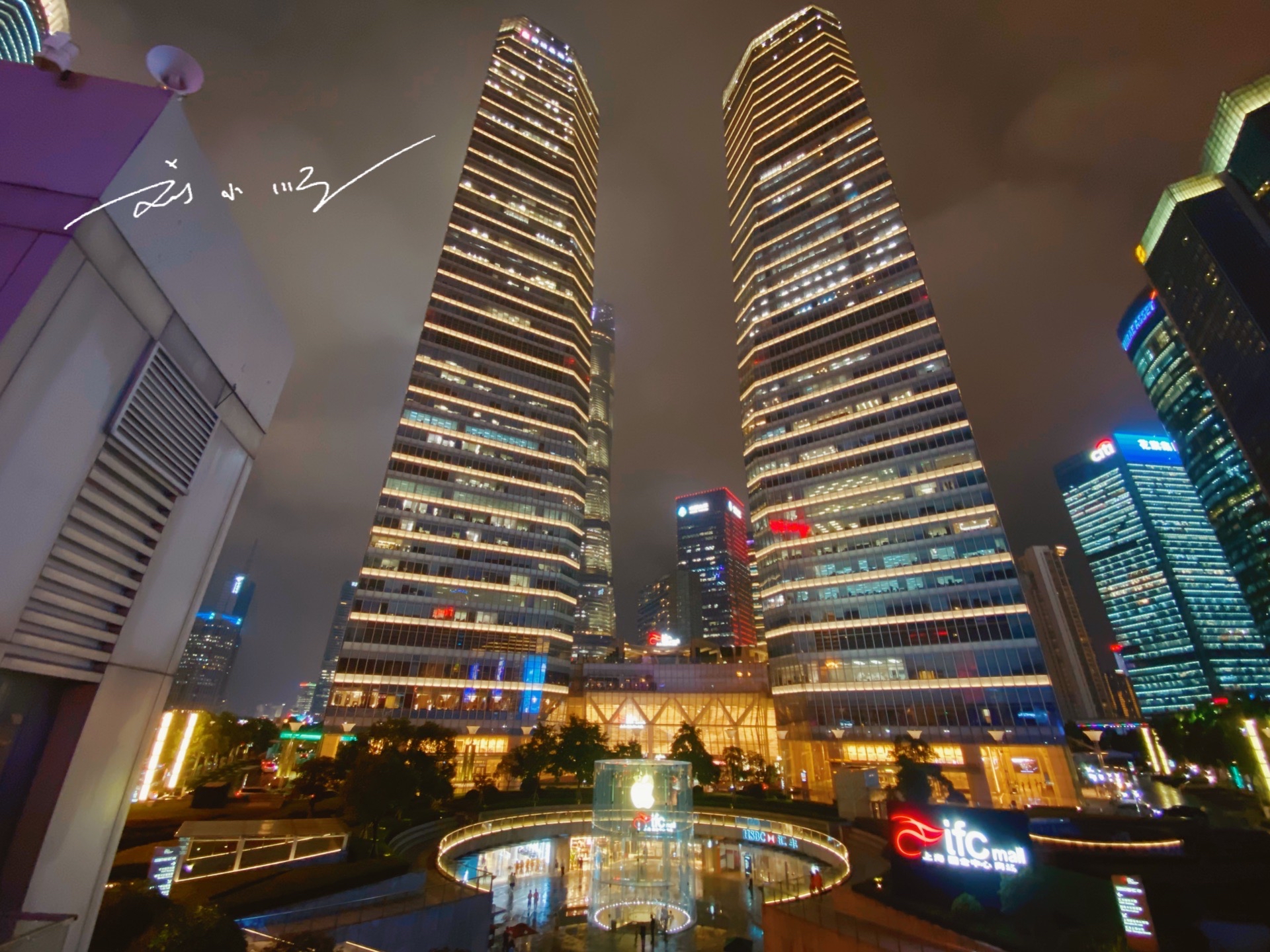 上海东方明珠塔周围哪个商场最大,上海魔都最大的商场