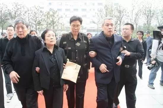 捧红姜文潘虹的谢晋，85岁去世被恶意*谤诽**，83岁遗孀见到人性之恶