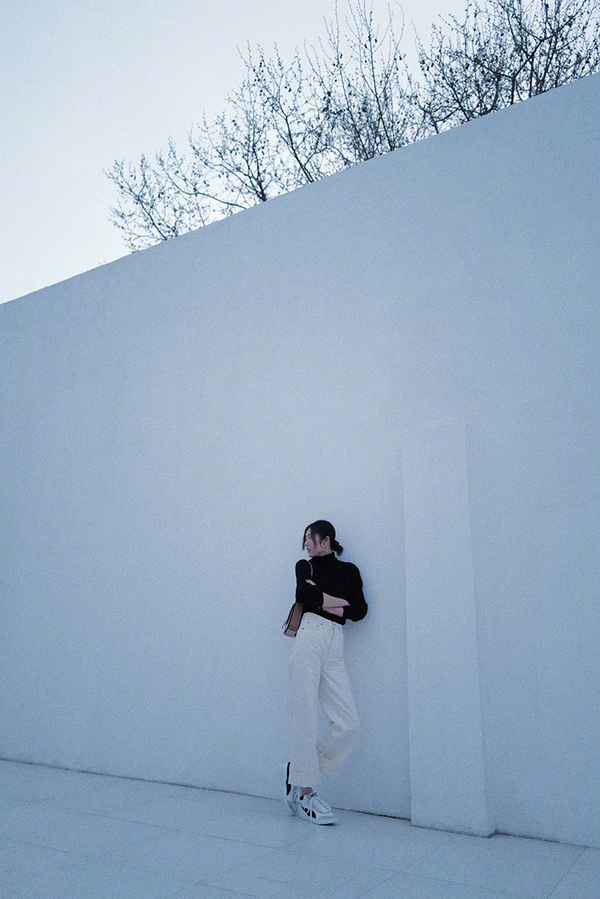 刘雯穿全黑色服装休闲又帅气,全黑look酷帅风