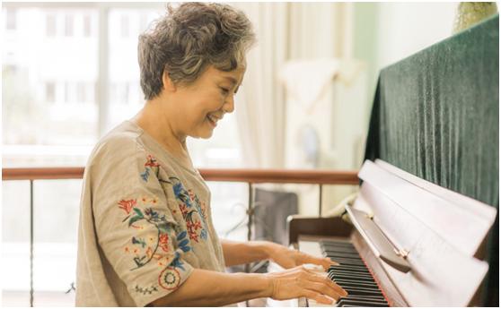 72岁奶奶平面模特,70岁奶奶惊艳超模坚持走秀9年