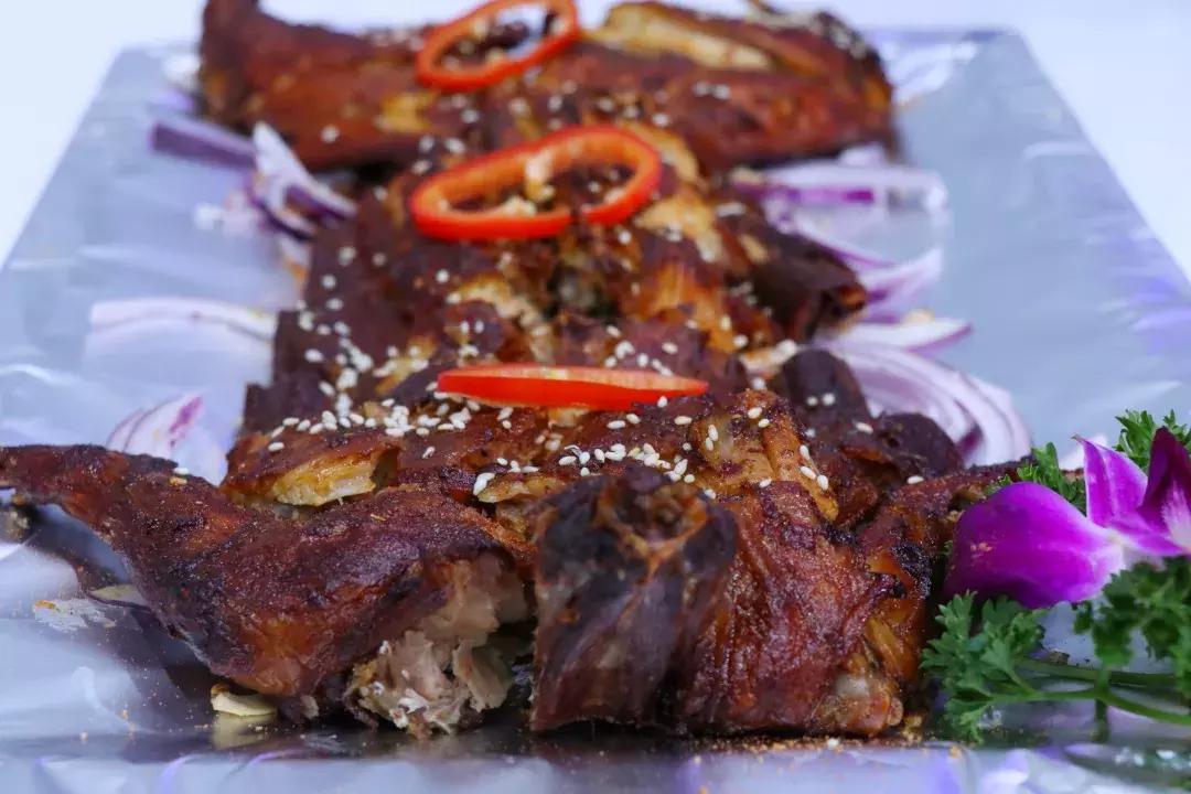 怎么可以吃兔兔？因为你没遇见它，千元水晶锅、5D餐桌让你炫目！