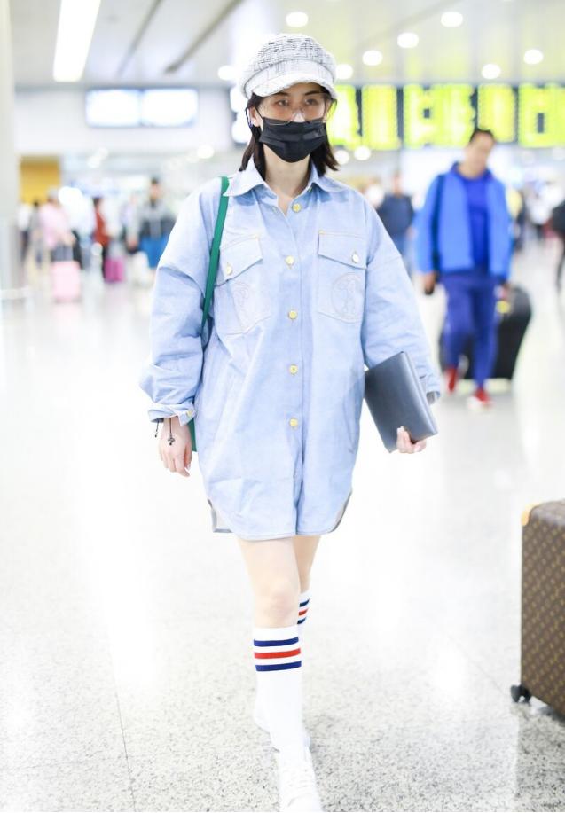 41岁黄圣依穿粉衣年轻貌美,黄圣依当妈