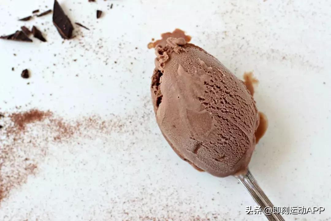 冰淇淋怎么吃才不会胖,怎样吃冰淇淋最不易长胖