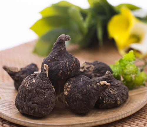 网友推荐的中药药酒，摇晃后真的很美，喝一口却不正常了