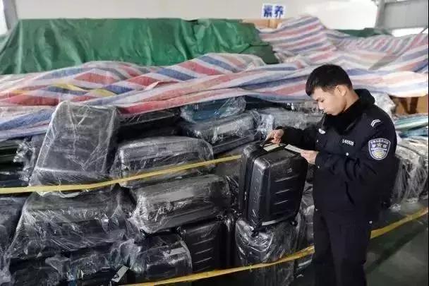 情侣微商卖箱包，几个月便购置奔驰别墅，却被刑拘了……