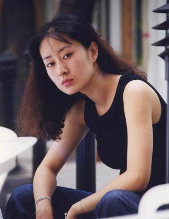 她被称小巩俐,30岁嫁豪门日子却不好过,37岁离婚反活得光芒万丈