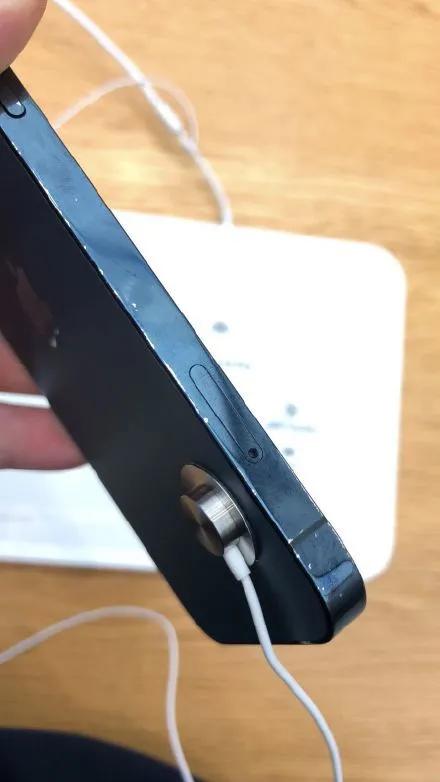 iphone12边框掉漆买银色,iphone12边框容不容易掉漆