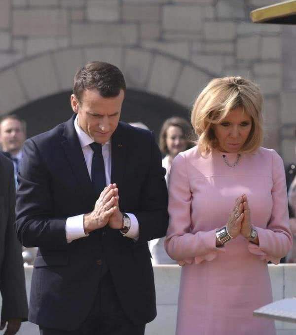 法国总统真Man!跟大25岁老婆出海频繁秀肌肉,布丽吉特一脸漠然