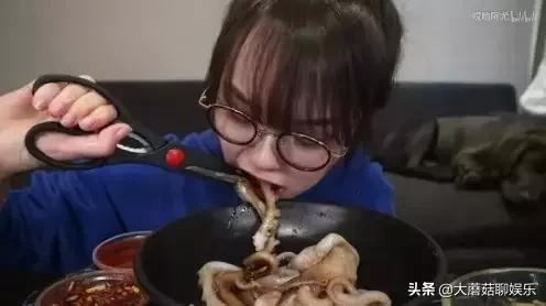 生吞活章鱼是一口一个的,日本生吃章鱼处理过程