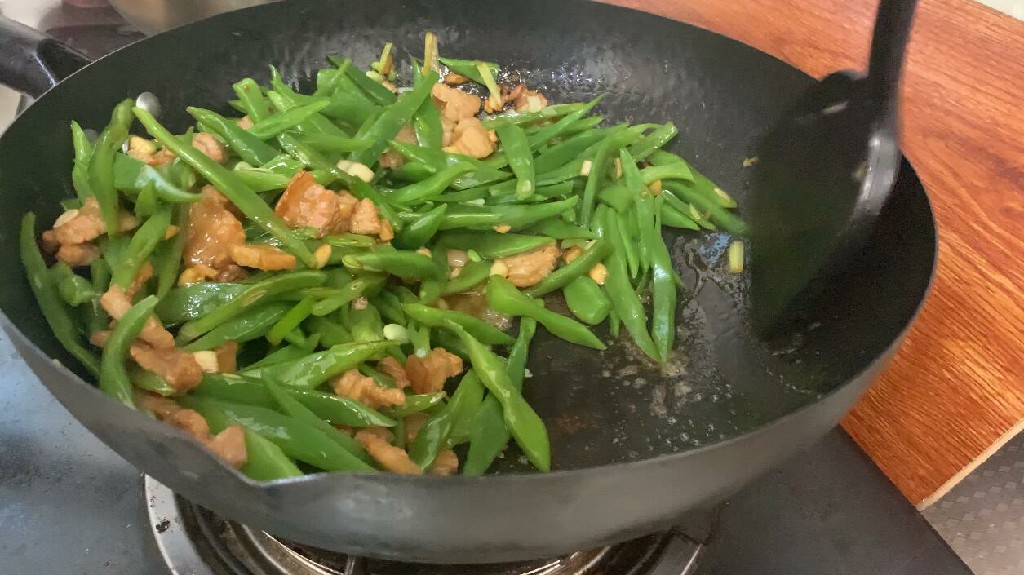 炒豆角怎样做不蔫不变色,怎么炒豆角会脆而且入味