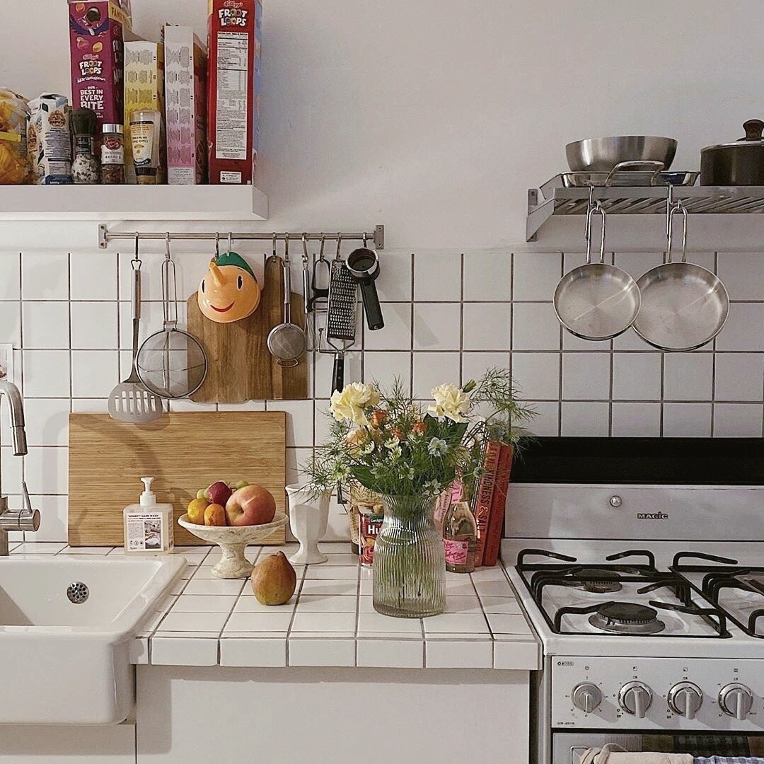 她很文静，高三时我经常摸她，总觉得她的皮肤比我凉，后来……