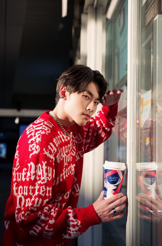 瑞幸颜值天花板回归了,瑞幸到底是元气满满还是啪啪打脸