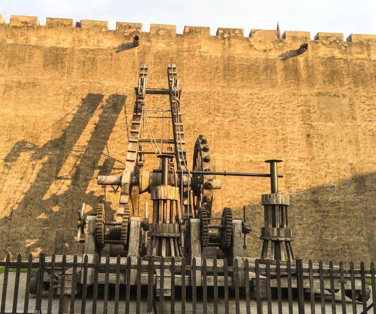 古代攻城为什么用石头砸,古代攻城时为何不用土将城门封死