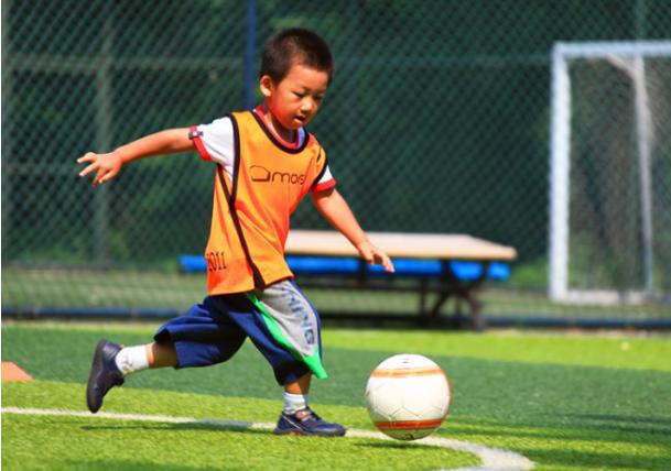 这是一位中国足球天才，因老板欠薪而工地搬砖，现入籍韩国成球星