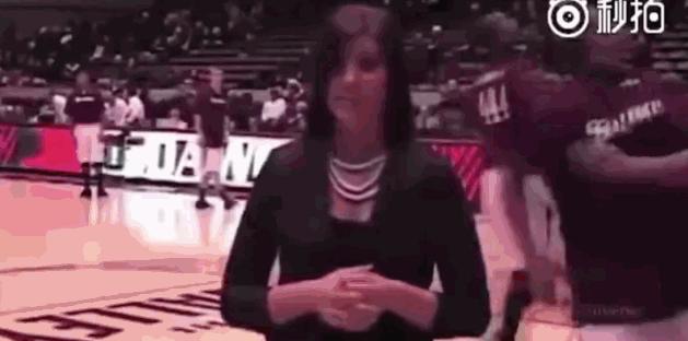 东方台主持人集体翻车现场视频,主持人电视直播新闻翻车名场面