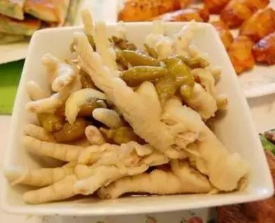 父母看儿子带了100个包子！留学生笑而不语：你是没见过我爸妈……