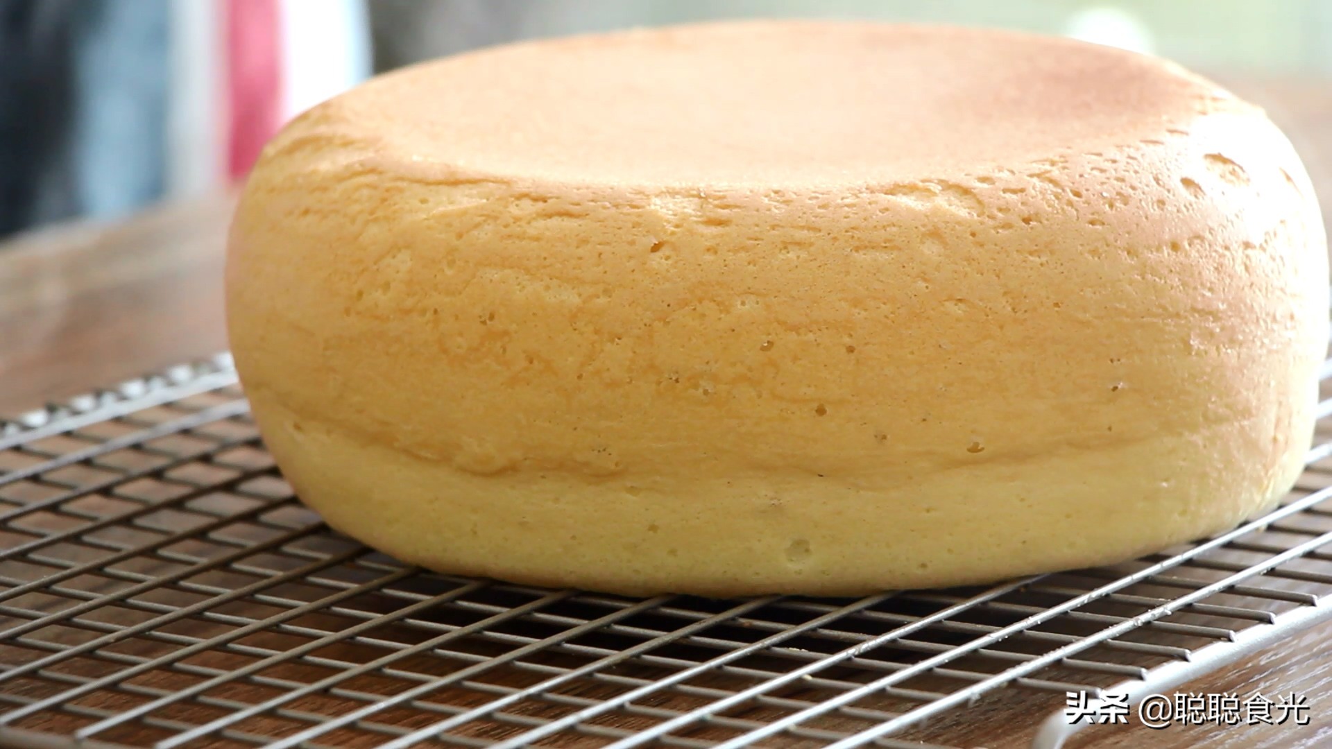 用电饭锅鸡蛋做蛋糕最简单的过程,只用鸡蛋和面粉用电饭锅做蛋糕
