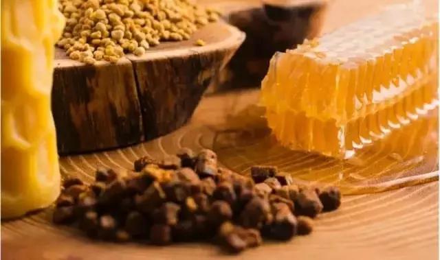 超临界蜂胶与普通蜂胶有几大优点,纯天然蜂胶的作用与功效