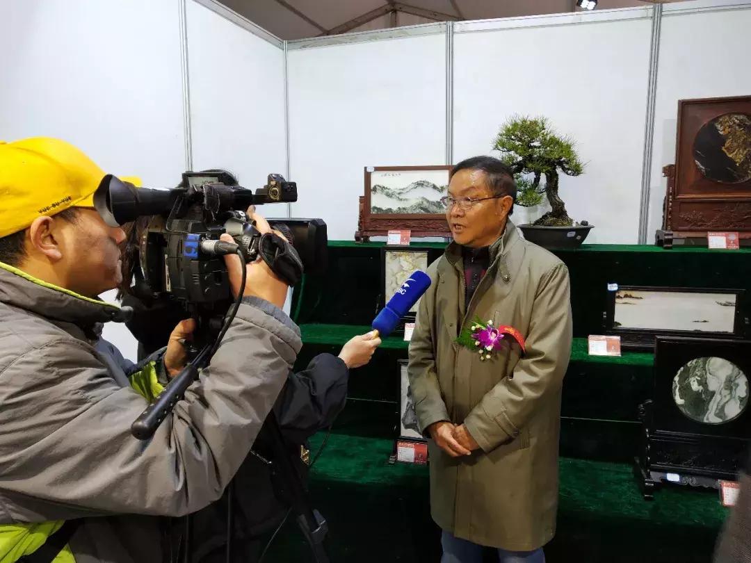 昆明第七届国际赏石展元旦启幕—黄龙玉水草花玉壶喜获金奖