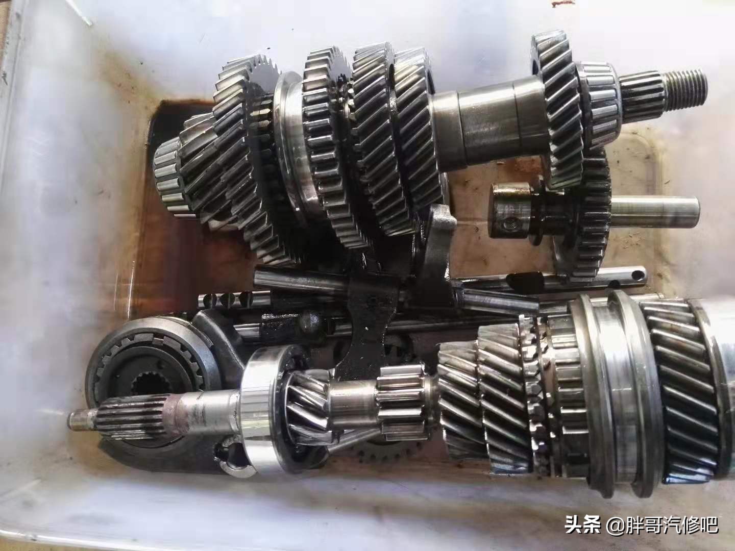 变速箱壳体损坏是维修还是换新,汽车变速箱壳破裂怎么维修